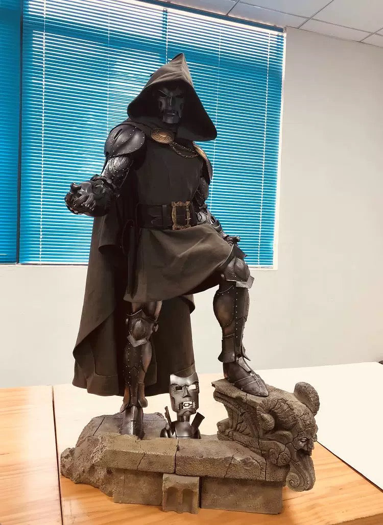 Dr. Doom (114cm)™ - Atelier Home™