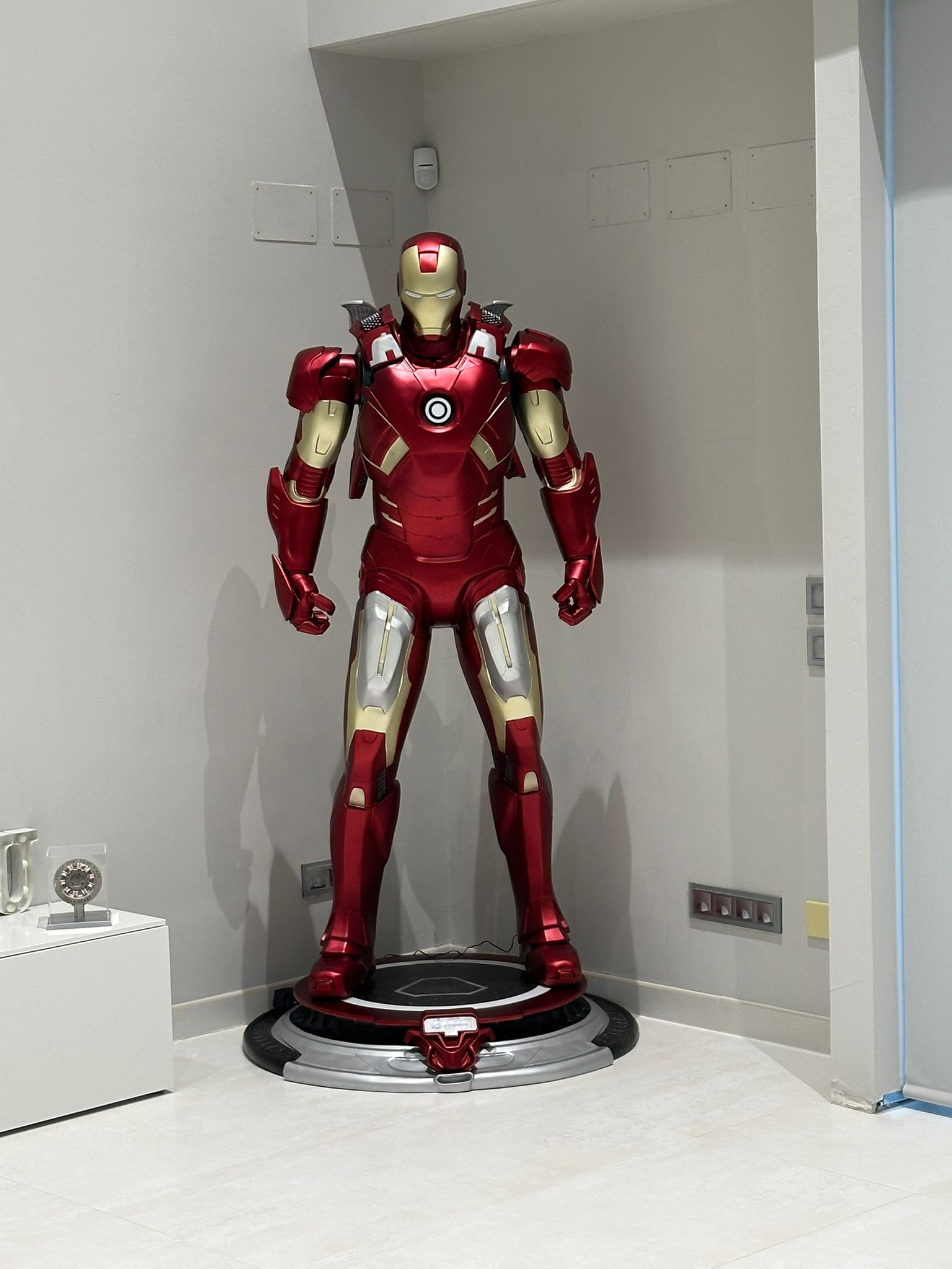 Iron Man (210cm) — Life-Size Collector Sculpture